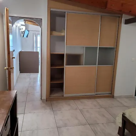Logan's Aparthotel 2*
